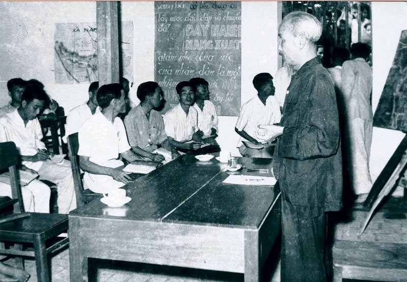 chu-tich-ho-chi-minh-noi-chuyen-voi-hoi-nghi-thuy-loi-toan-mien-bac-hop-tai-xa-hien-van-huyen-tien-du-ngay-14-9-1959